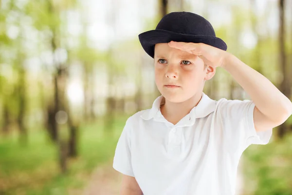 少年は光と公園の背景で感情を示す — ストック写真