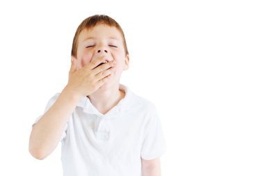 Küçük çocuk beyaz arka plan üzerinde durmak ve duygularını göstermek