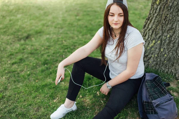 Tjej ligga på en park och koppla av med grön bakgrund — Stockfoto