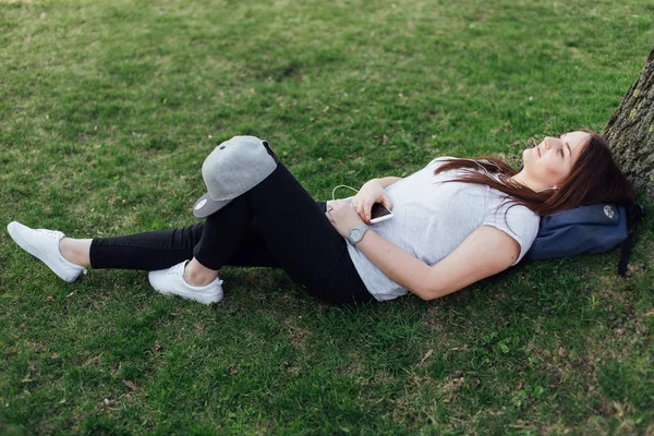 소녀는 공원에와 녹색 배경으로 휴식 — 스톡 사진