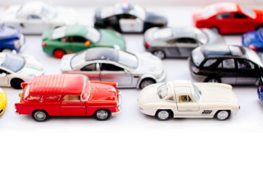 Oyuncak arabalar beyaz arka plan üzerinde en iyi Manzaralı