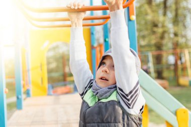 Küçük çocuk oyun bahçesi ile bulanıklık park arka plan üzerinde