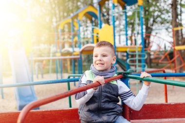 Küçük çocuk oyun bahçesi ile bulanıklık park arka plan üzerinde