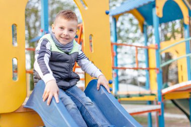 Küçük çocuk oyun bahçesi ile bulanıklık park arka plan üzerinde
