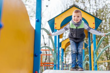 Küçük çocuk oyun bahçesi ile bulanıklık park arka plan üzerinde