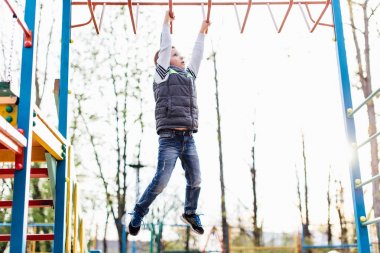 Küçük çocuk oyun bahçesi ile bulanıklık park arka plan üzerinde