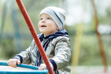 Küçük çocuk park Bahçesi hızıyla sürme