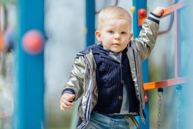 Küçük çocuk park Bahçesi hızıyla sürme