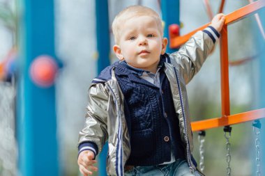 Küçük çocuk park Bahçesi hızıyla sürme