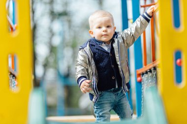 Küçük çocuk park Bahçesi hızıyla sürme