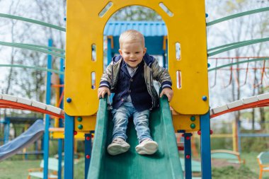 Küçük çocuk park Bahçesi hızıyla sürme