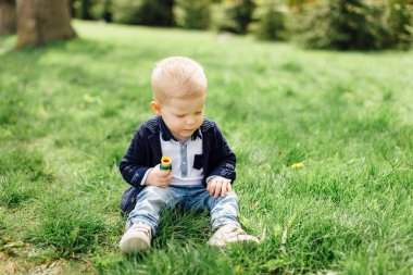 Küçük çocuk annesi Park ile kabarcıklar yapmak