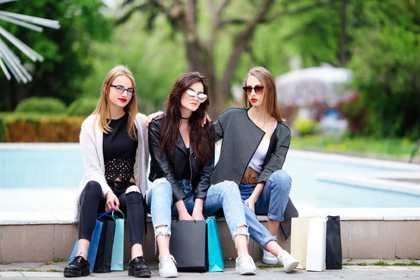 三个女孩在公园上的购物袋 — 图库照片