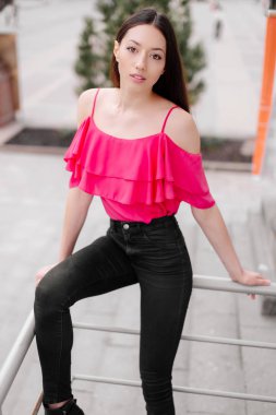 Bir kız poz fotoğraf duvarın yanında