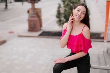 Bir kız poz fotoğraf duvarın yanında