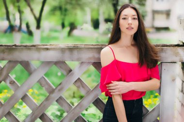 Kız bankta oturmak ve kameraya bak