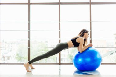 Kız ne beyaz arka plan üzerinde topu ile exersice