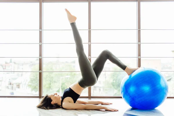 Kız ne beyaz arka plan üzerinde topu ile exersice