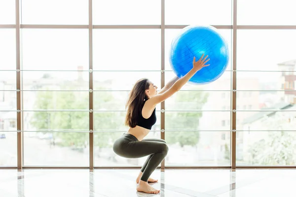 Meisje doen exersice met bal op witte achtergrond — Stockfoto