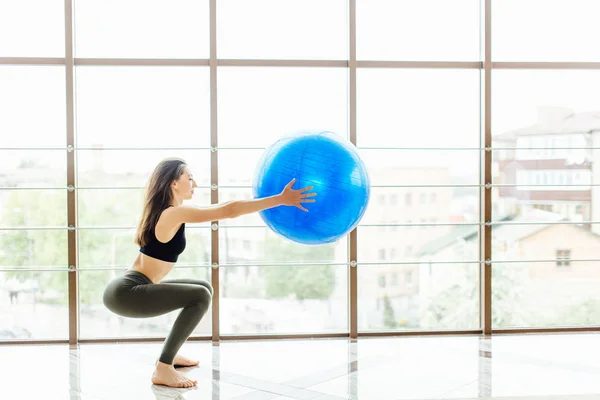 Meisje doen exersice met bal op witte achtergrond — Stockfoto