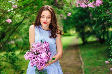 Park arka plan ile buket çiçek standında genç kız