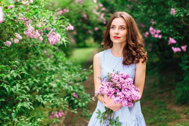 Park arka plan ile buket çiçek standında genç kız