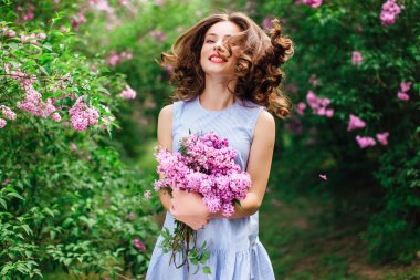 Park arka plan ile buket çiçek standında genç kız