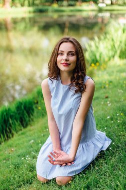 Park arka plan ile buket çiçek standında genç kız