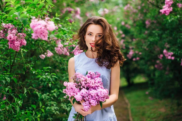 Tanara fata stand la fundal parc cu buchet de flori — Fotografie, imagine de stoc