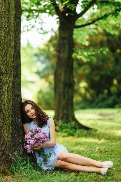 Park arka plan ile buket çiçek standında genç kız