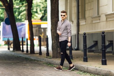 Moda erkek yürü açık havada beyaz arka plan ile sokak