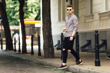 Moda erkek yürü açık havada beyaz arka plan ile sokak