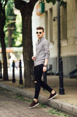 Moda erkek yürü açık havada beyaz arka plan ile sokak