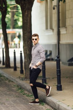 Moda erkek yürü açık havada beyaz arka plan ile sokak