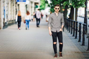 Moda erkek yürü açık havada beyaz arka plan ile sokak