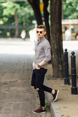 Moda erkek yürü açık havada beyaz arka plan ile sokak