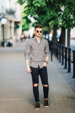 Moda erkek yürü açık havada beyaz arka plan ile sokak