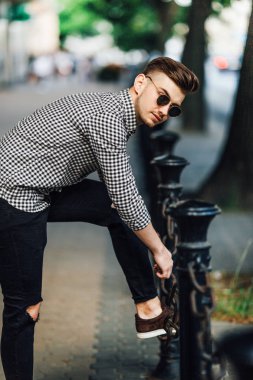 Moda erkek yürü açık havada beyaz arka plan ile sokak