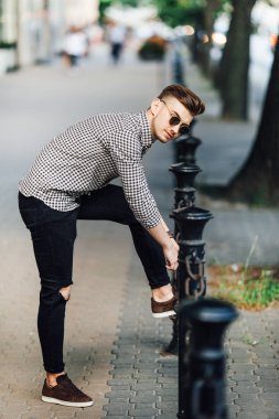 Moda erkek yürü açık havada beyaz arka plan ile sokak