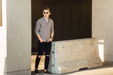 Moda erkek yürü açık havada beyaz arka plan ile sokak