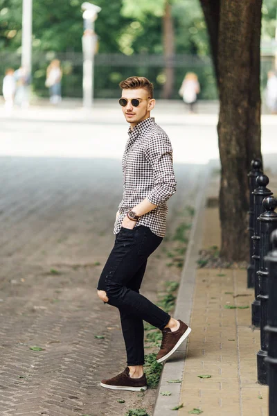 Модний чоловік гуляє на відкритому повітрі з білим фоном вулиці — стокове фото