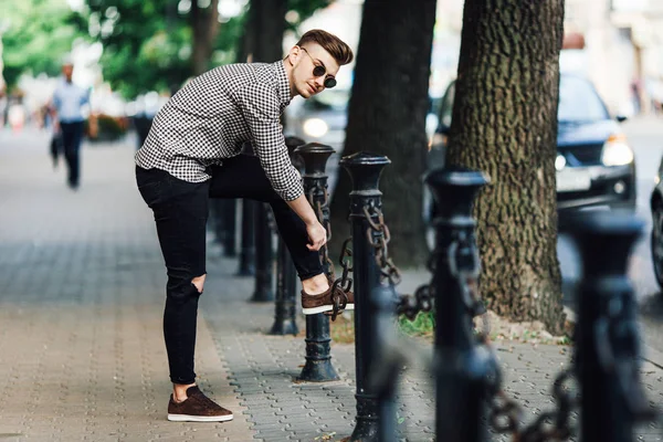 Uomo alla moda camminare all'aperto con sfondo bianco strada — Foto Stock