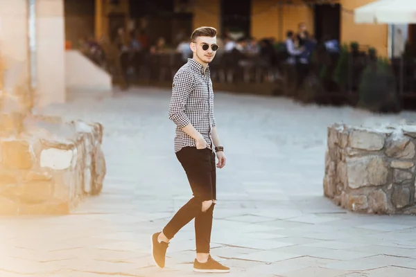 Модний чоловік гуляє на відкритому повітрі з білим фоном вулиці — стокове фото