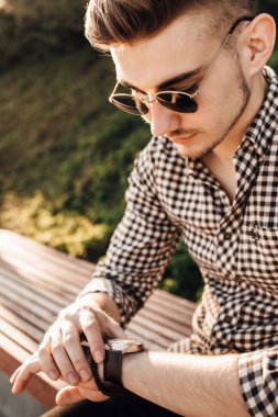 Beyaz arka plan ile sokak saatine bak şık dostum