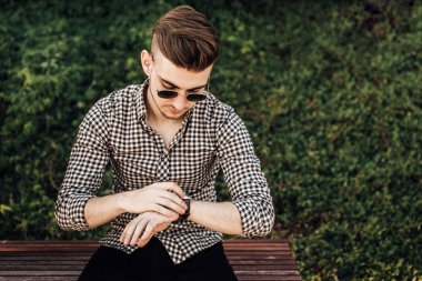 Beyaz arka plan ile sokak saatine bak şık dostum