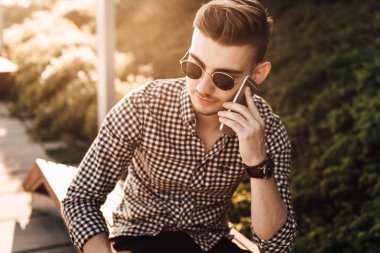 Moda talk adam açık havada beyaz arka plan ile sokak