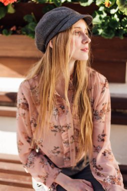 Genç model sokakta stand ve ekmek tutun 