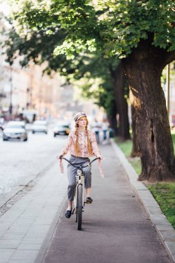 Genç model sokakta stand ve ekmek bisiklet ile tutun