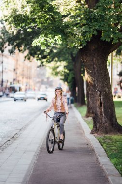 Genç model sokakta stand ve ekmek bisiklet ile tutun