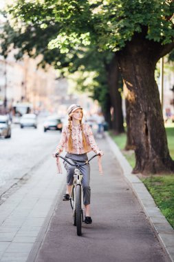 Genç model sokakta stand ve ekmek bisiklet ile tutun